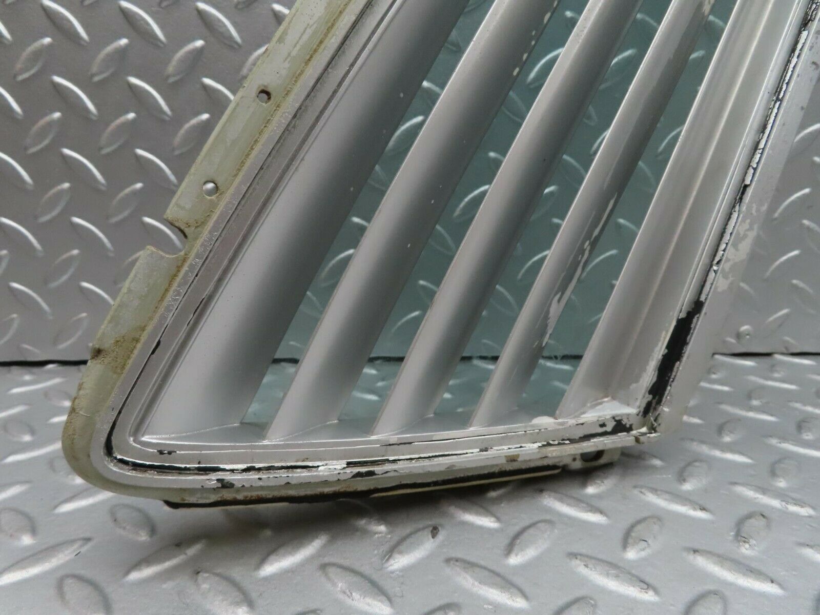 16585 Mercedes-Benz C107 380SLC Side Window Louvre Rear Right