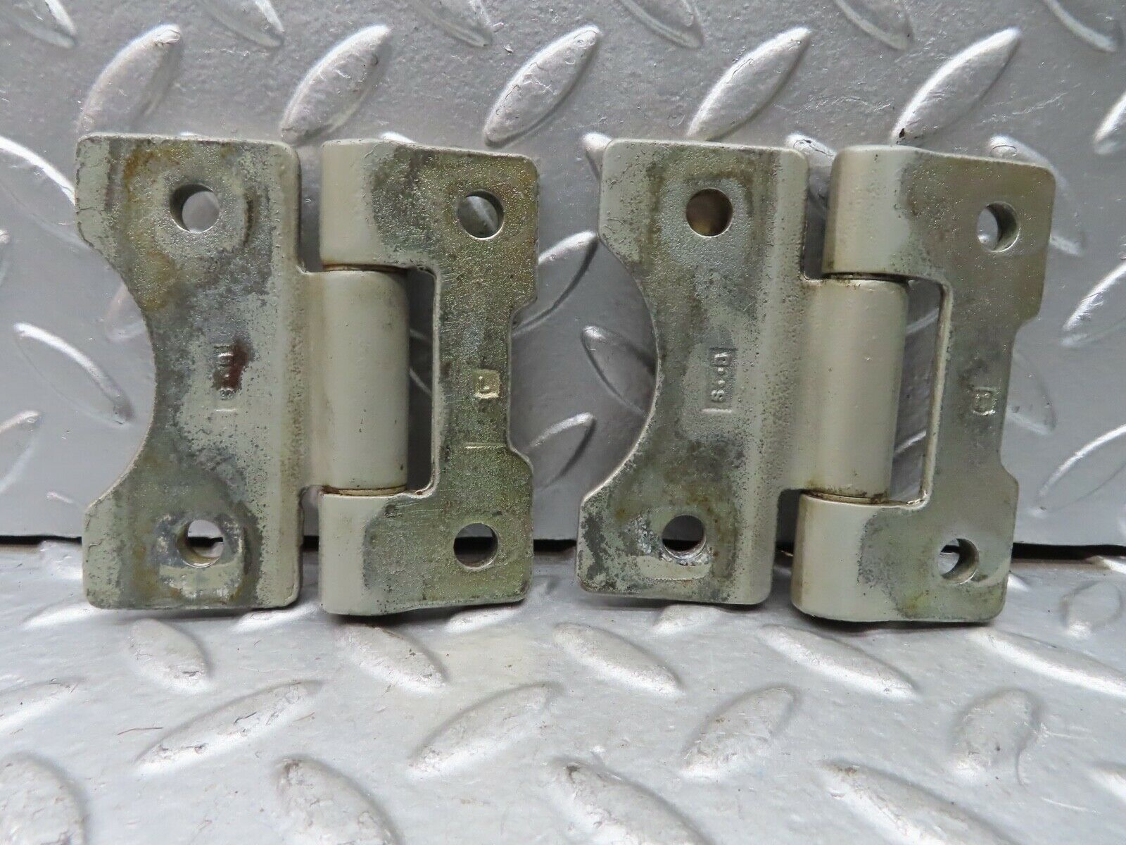 21488 Mercedes-Benz W126 300SE Door Hinges Pair 1237200037