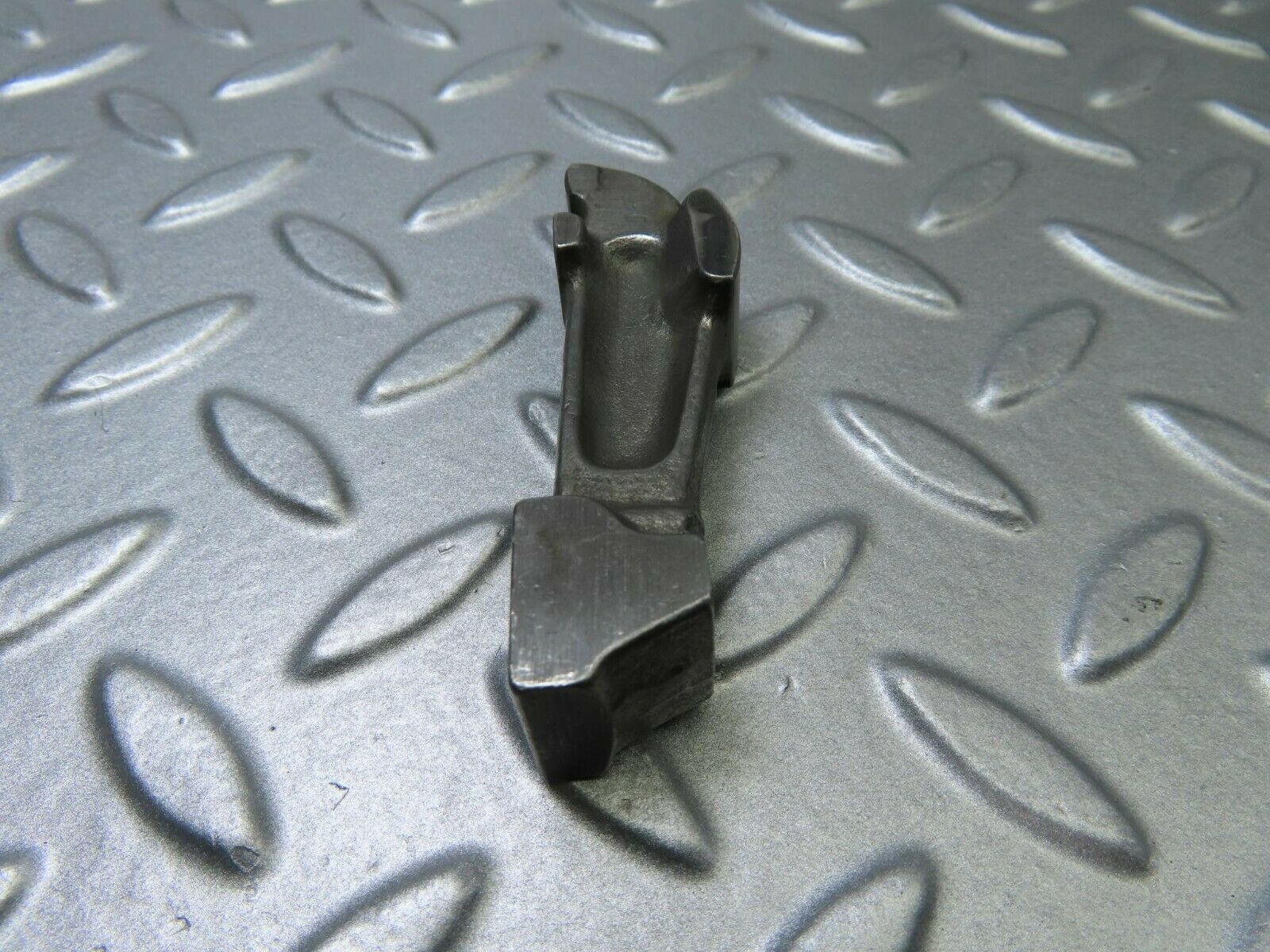 9133 Mercedes-Benz W108 Valve Rocker Arm With Retaining Spring