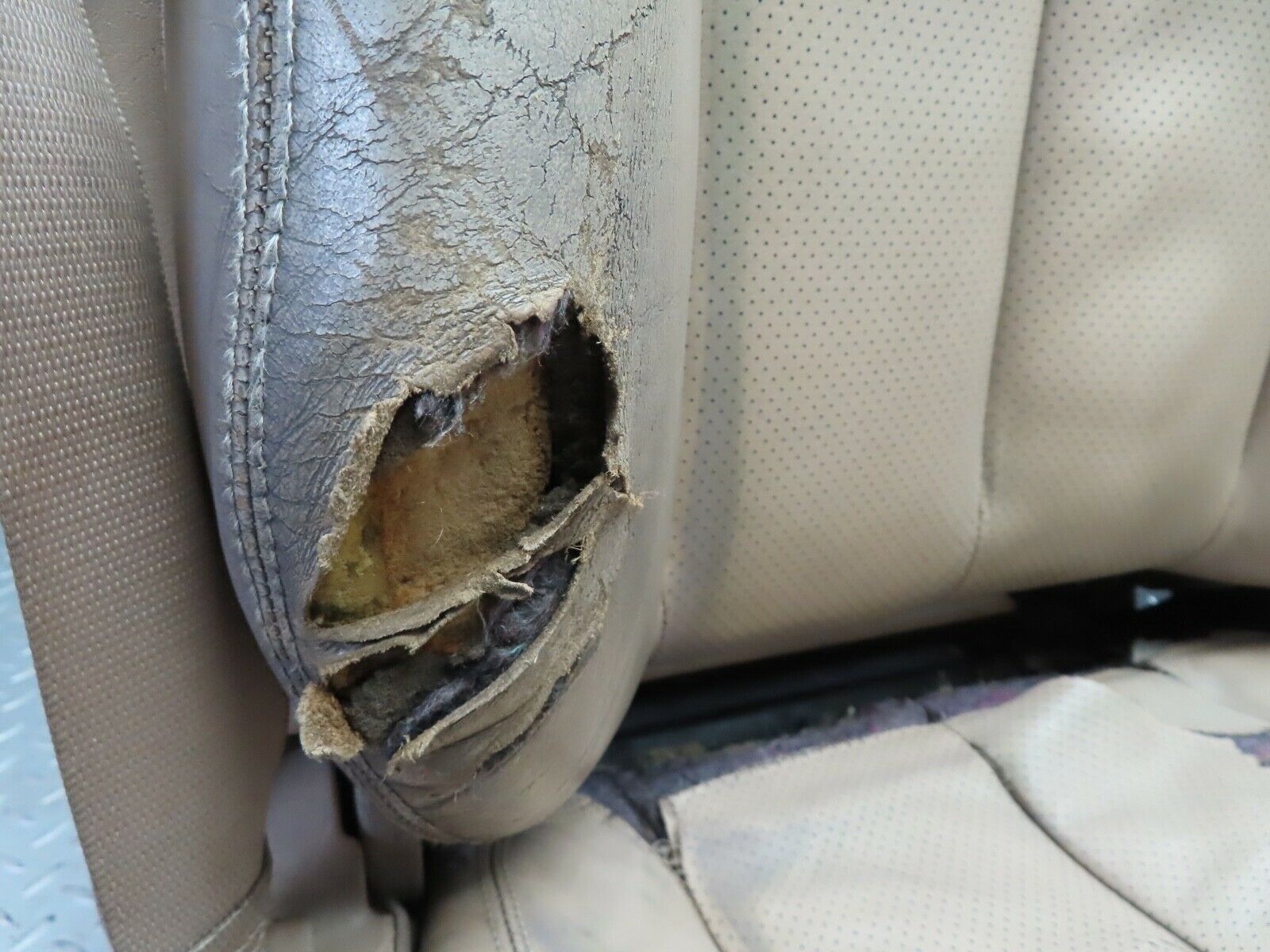 19843 Mercedes-Benz R129 300SL Coupe Electric Front Right Seat Cream Leather