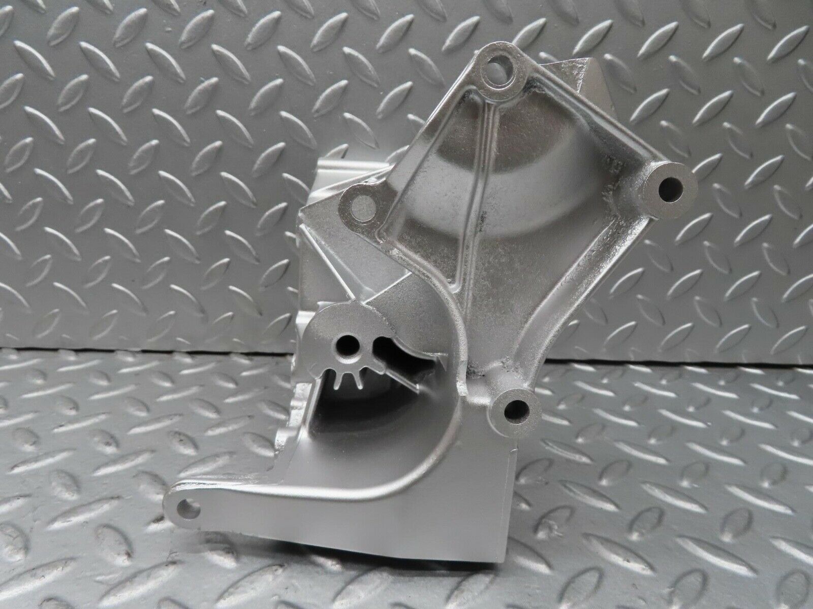 14658 Mercedes-Benz W201 190E Power Steering Pump Bracket 1022361330