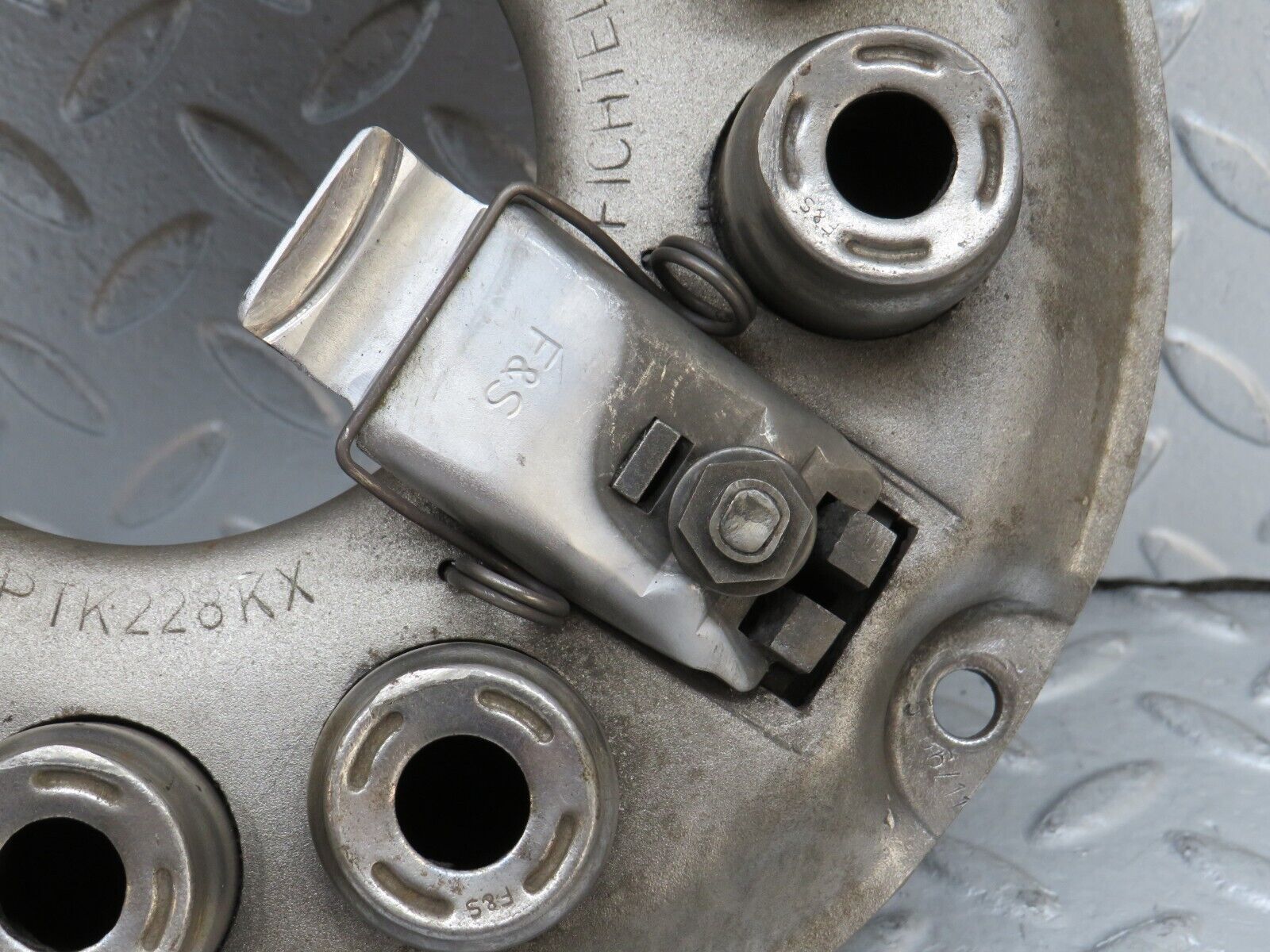 35920 Mercedes-Benz 240D OM616.912 Clutch Pressure Plate YK228KX