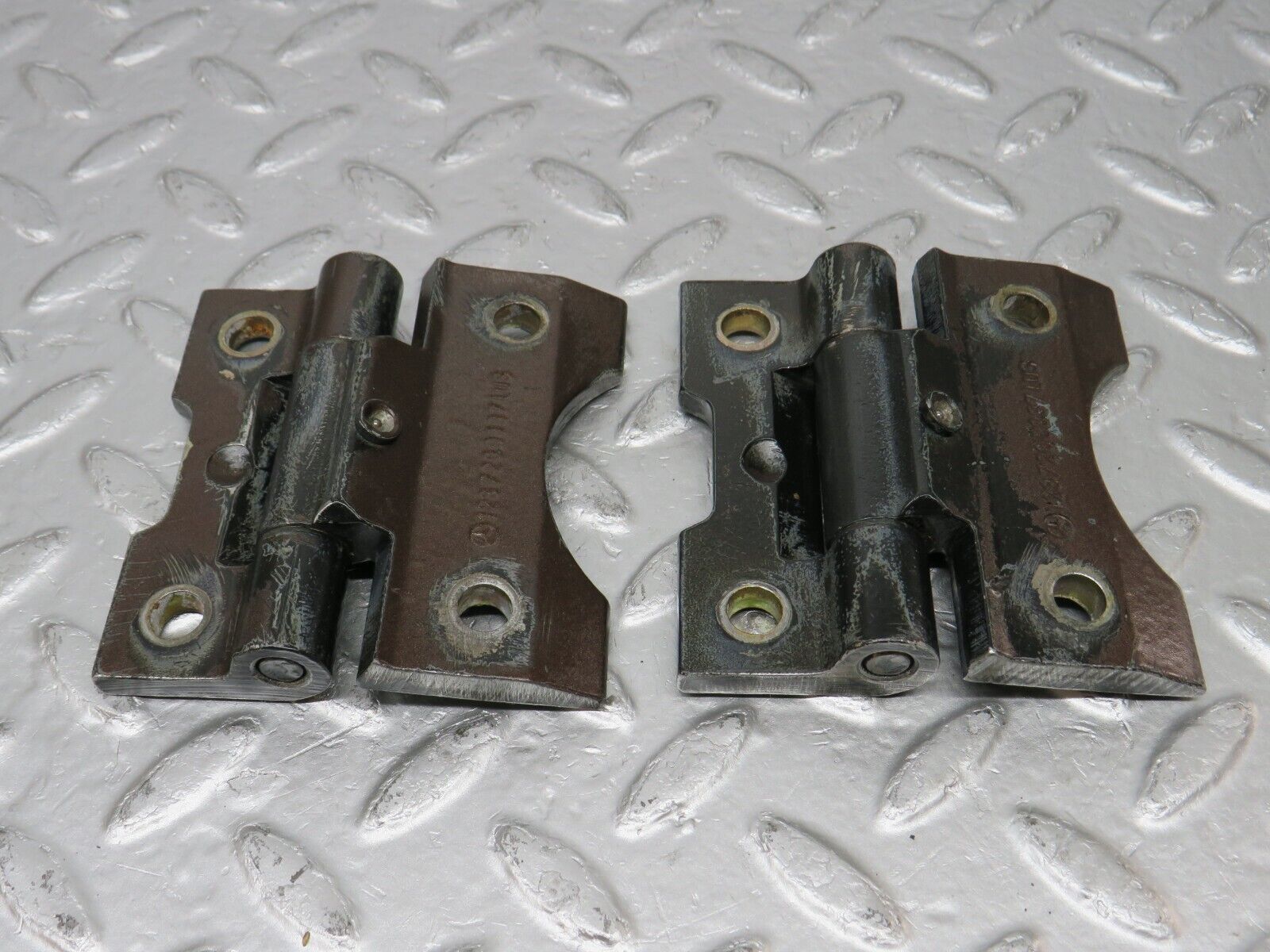 34321 Mercedes-Benz C126 380SEC Coupe Door Hinge Pair 1237200037
