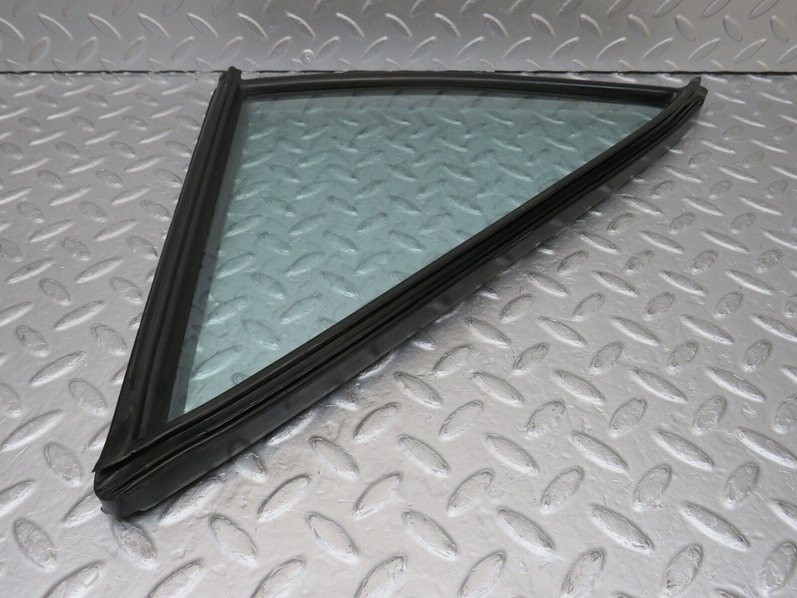 36063 Mercedes-Benz W126 420SE Rear Left Quarter Window 1267350124