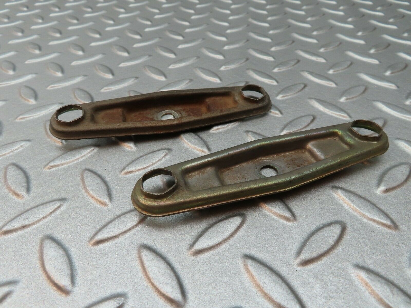 4421 Mercedes-Benz W123 230E Fuel Injector Nozzle Clamp Bracket