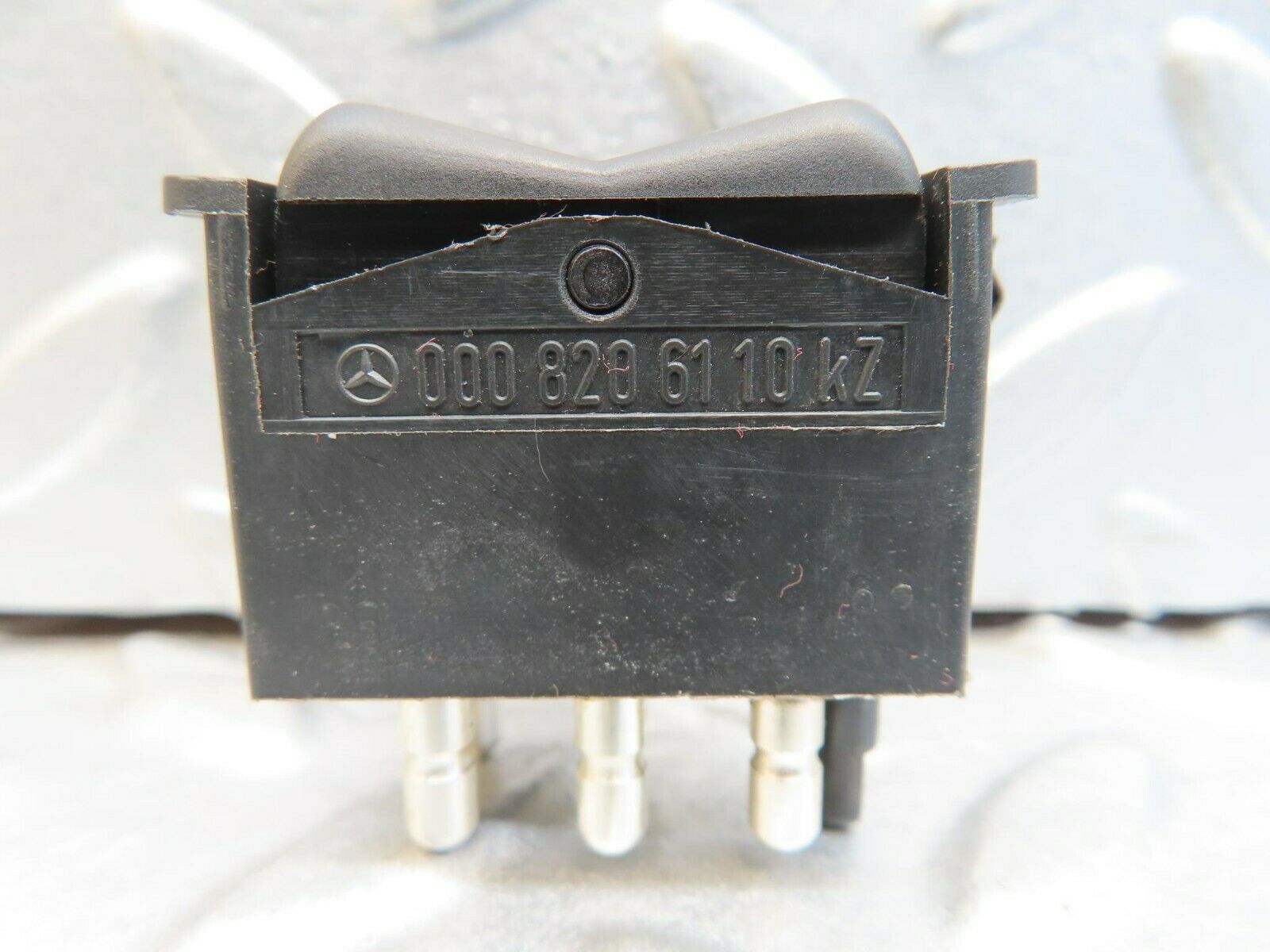 15489 Mercedes-Benz W123 230E Rear Windscreen Defroster Switch 0008206110