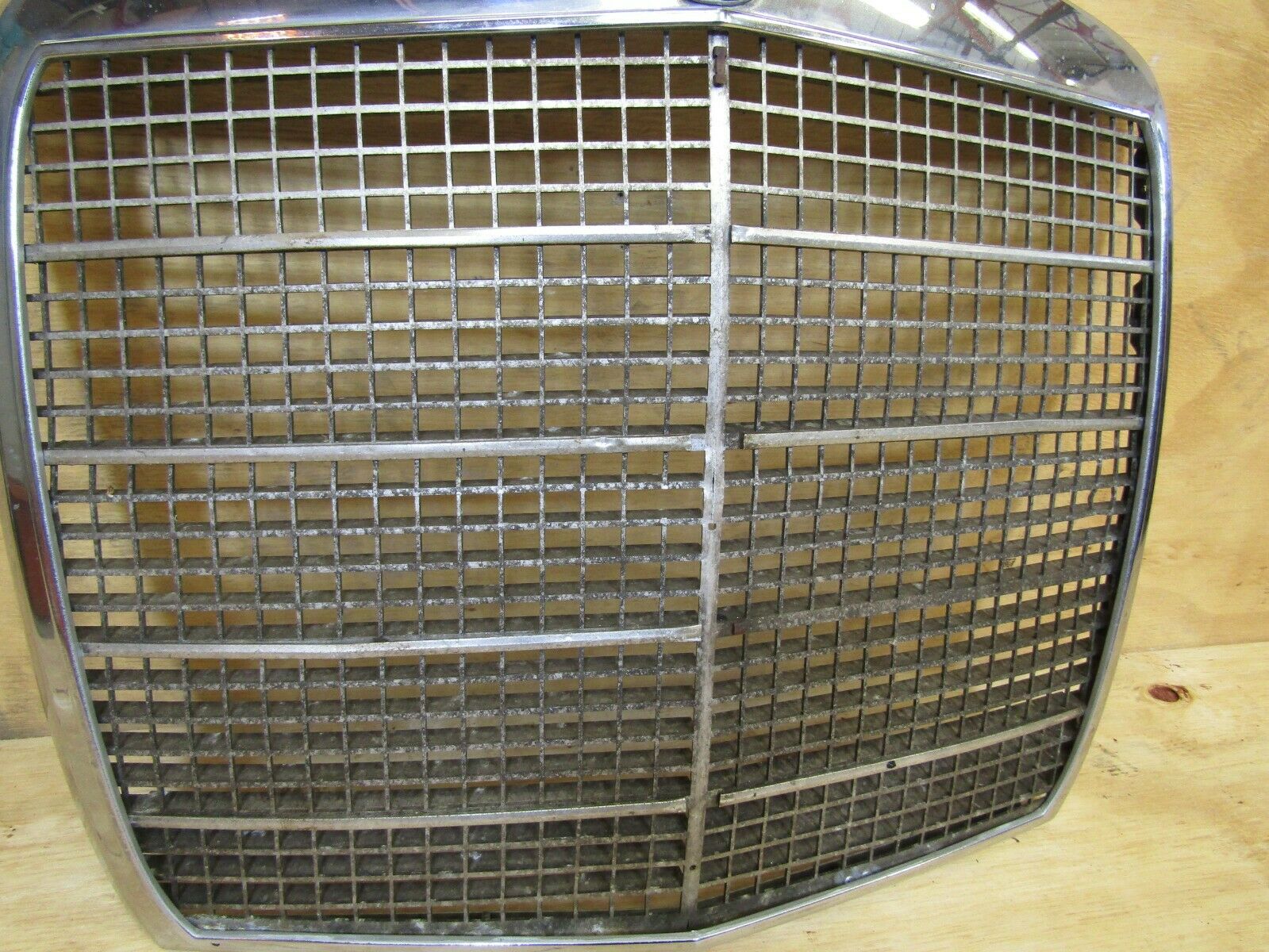 1481 Mercedes-Benz W108 280SE Bonnet Grill Chrome