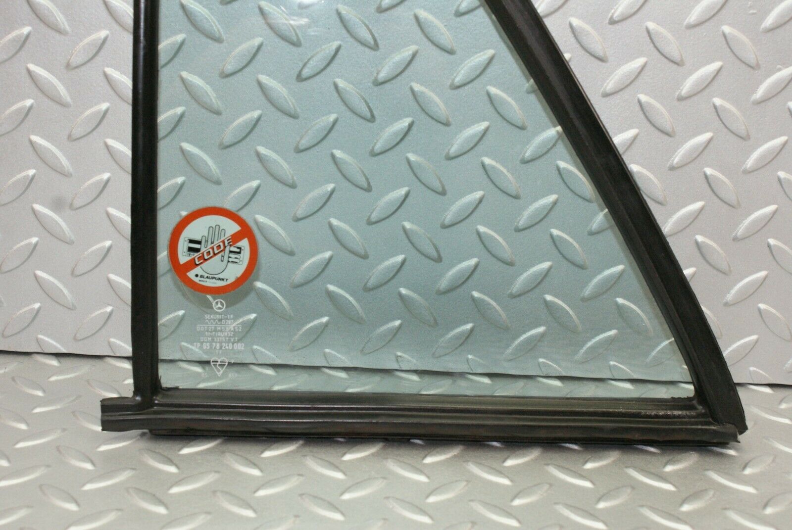 2660 Mercedes-Benz W116 350SE Rear Left Quarter Glass