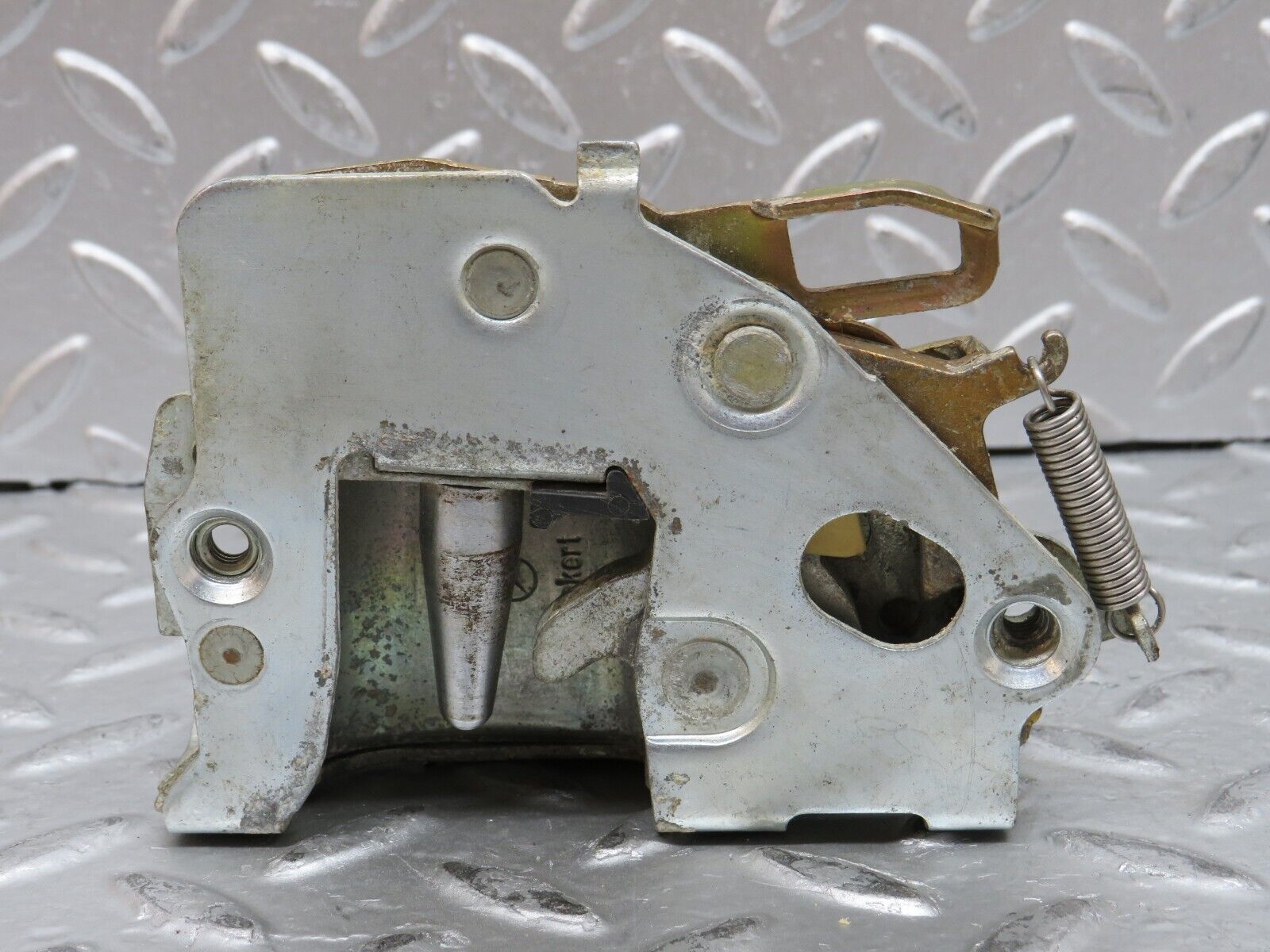 27951 Mercedes-Benz W123 280E Front Right Door Lock Mechanism