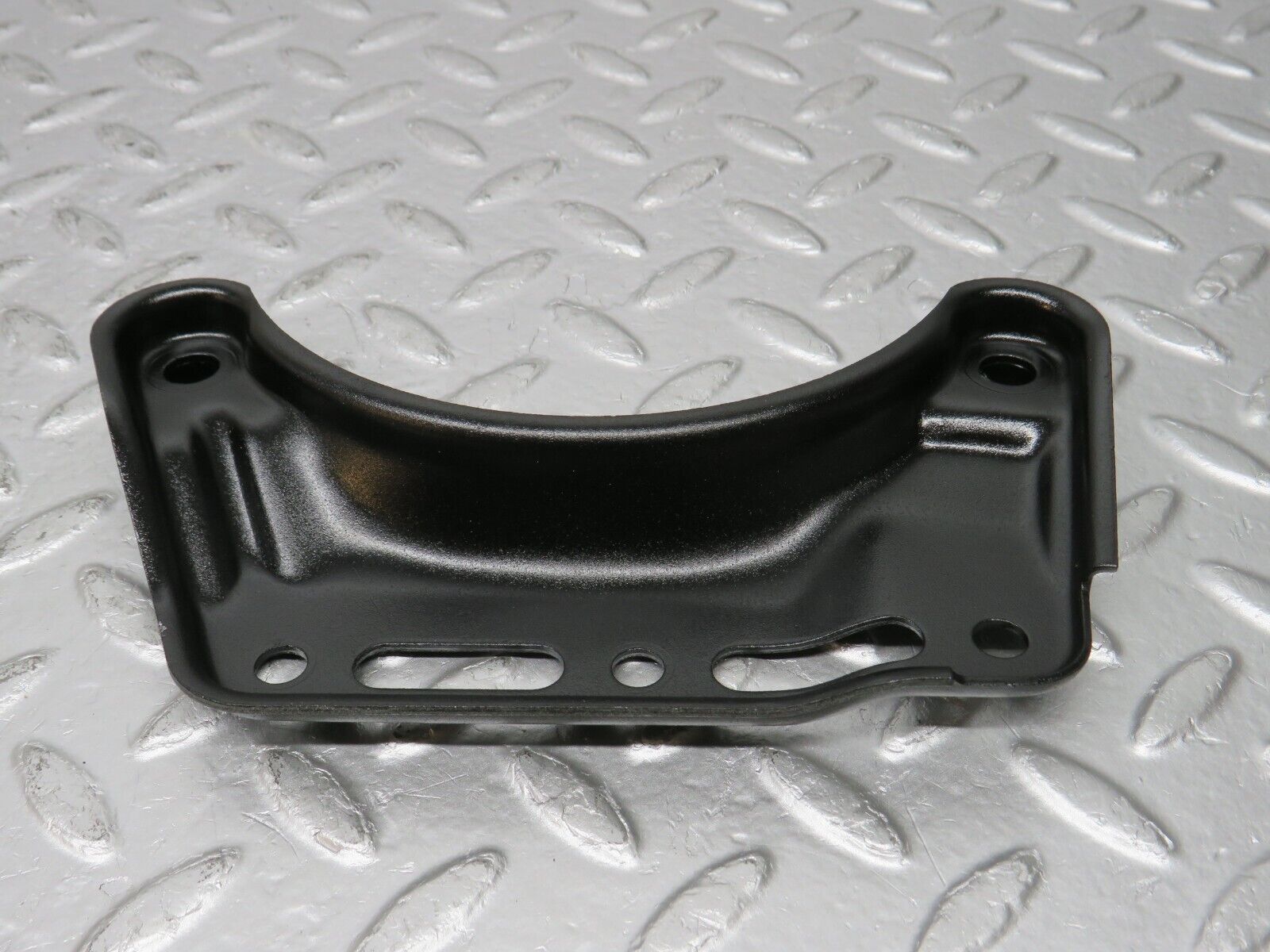 32672 Mercedes-Benz S124 300TE Air Conditioning Compressor Support Bracket