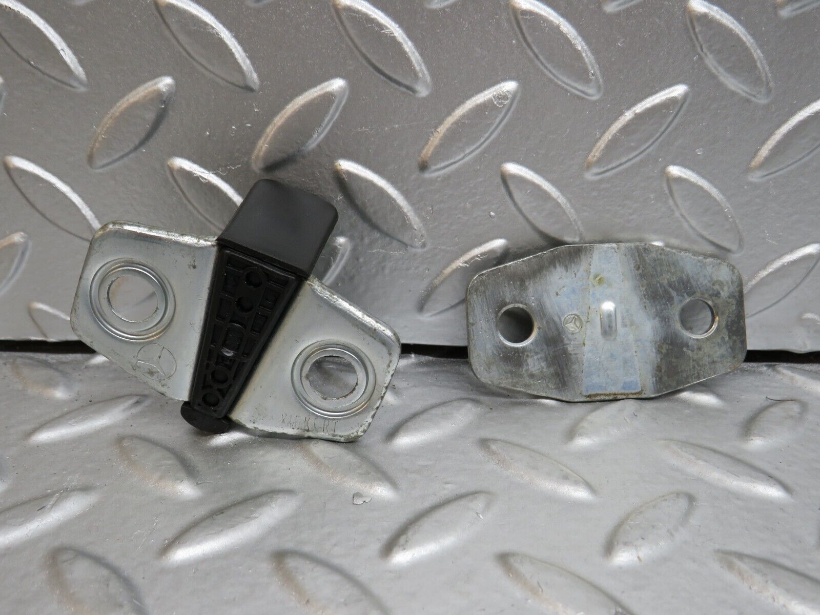 29573 Mercedes-Benz W124 230E Door Lock Latch