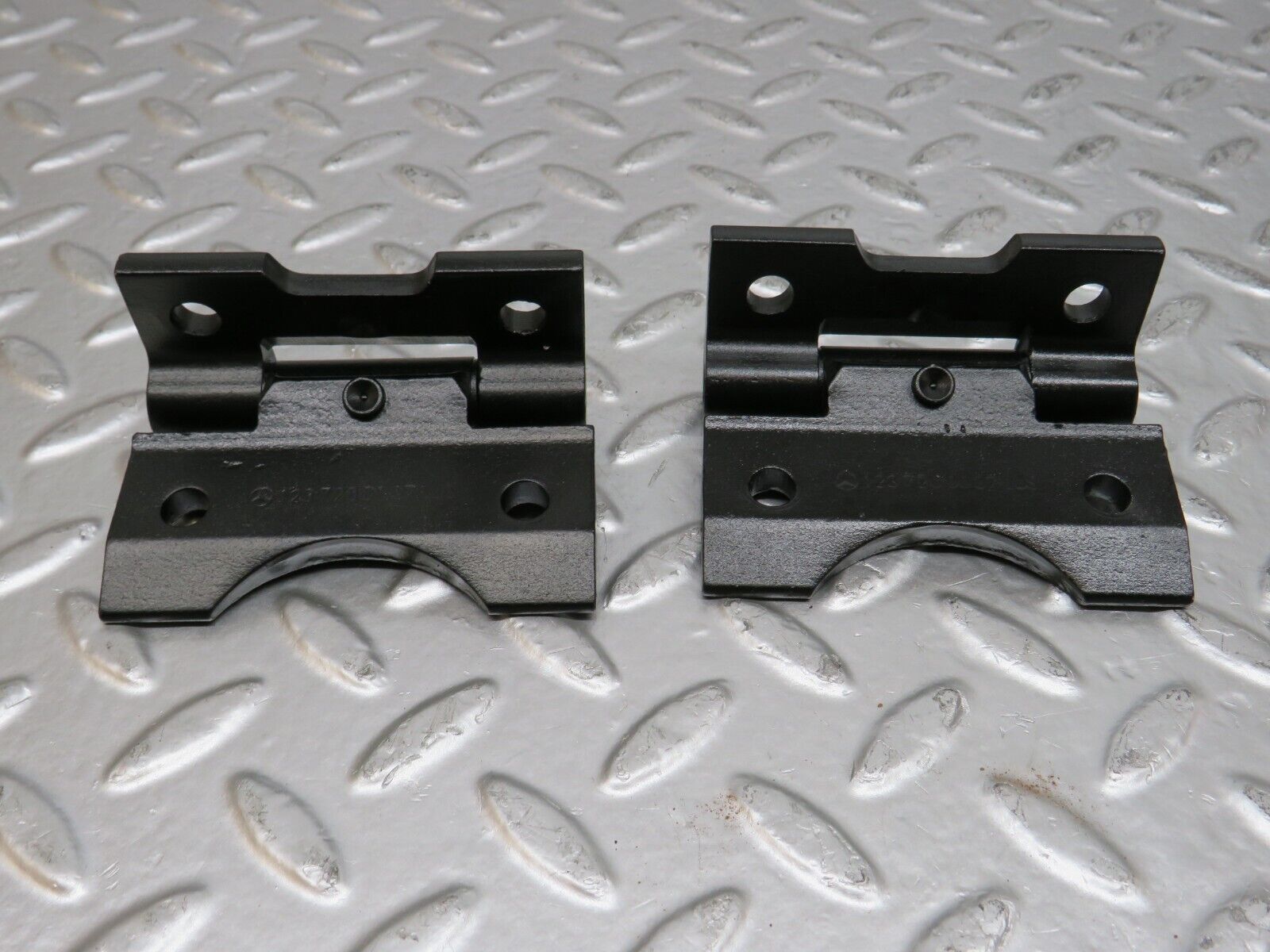 25421 Mercedes-Benz W123 200 Door Hinge Pair 1237200037