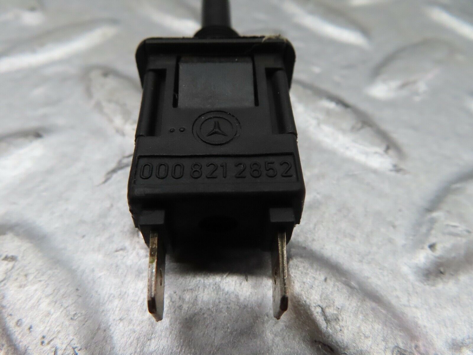 18088 Mercedes-Benz W123 200 Door Contact Switch 0008212852