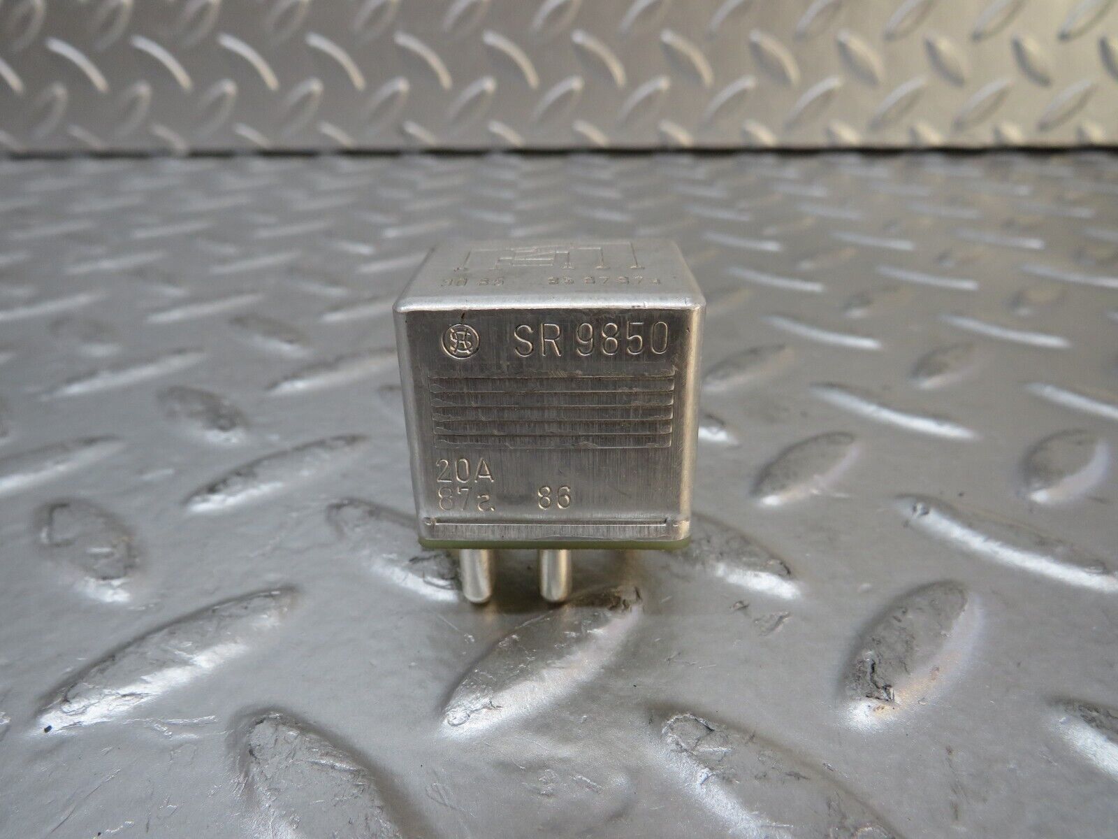 29837 Mercedes-Benz W123 230E Multi Purpose Relay 0015420219