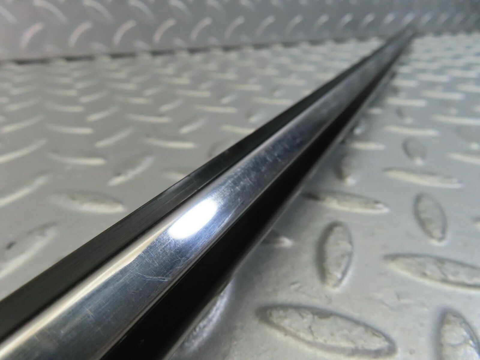 10267 Mercedes-Benz W123 Front Left Fender Wing Centre Moulding Trim