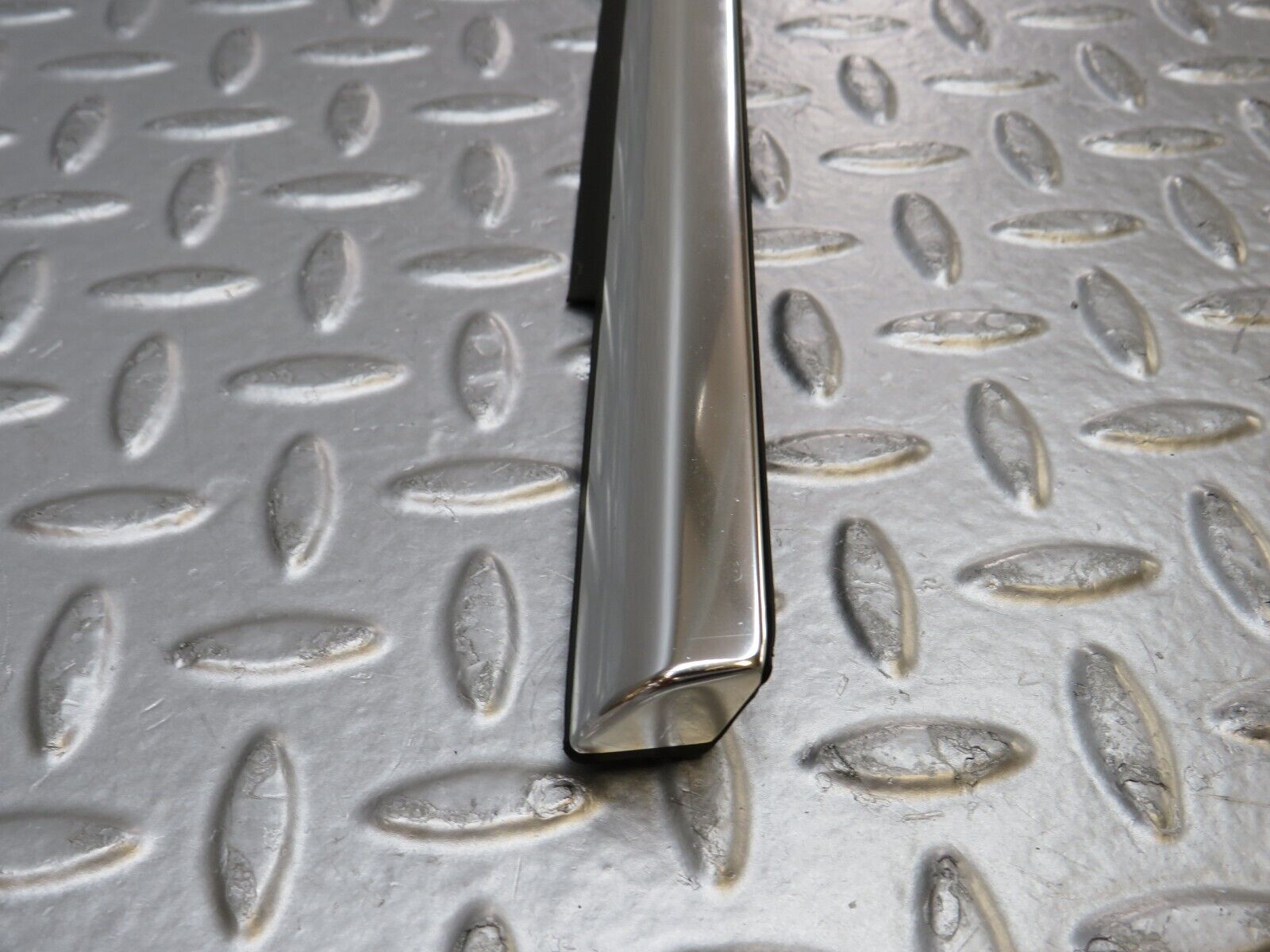 35263 Mercedes-Benz W221 Front Right Door Window Chrome Trim