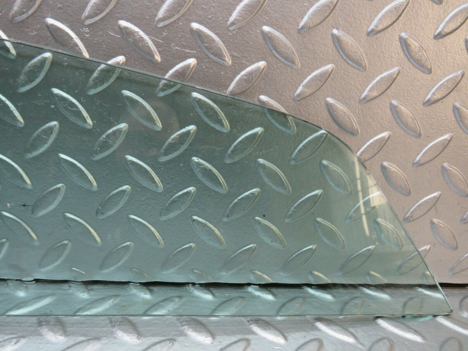 22853 Mercedes-Benz C107 450SLC Coupe Rear Right Quarter Window Glass Tinted