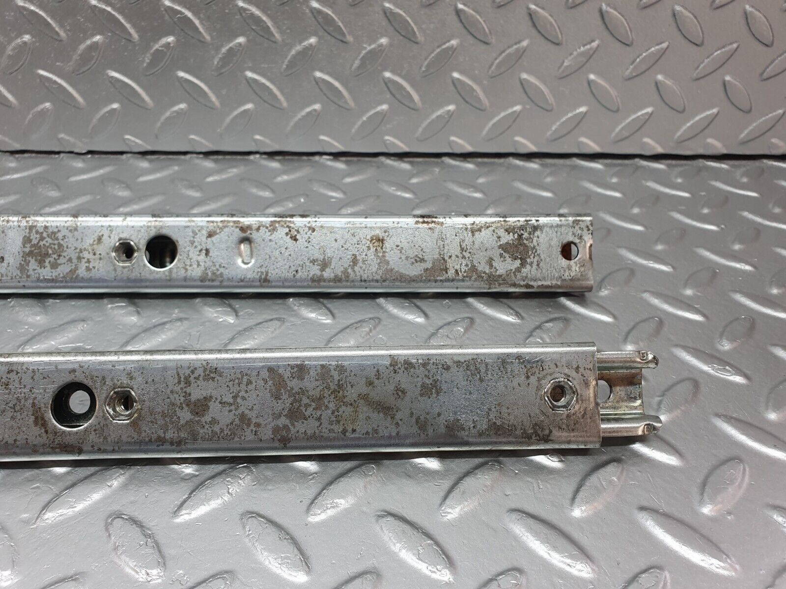 40791 Mercedes-Benz W123 300D Front Right Seat Rail Pair