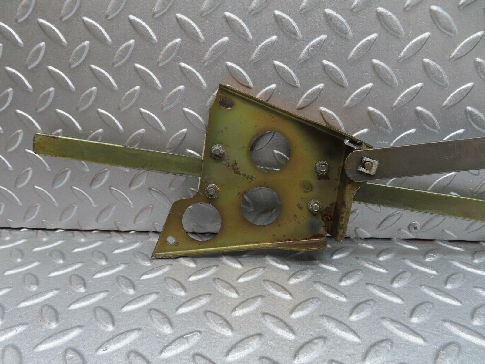 14002 Mercedes-Benz C107 280SLC Rear Right Power Window Regulator 1076701003