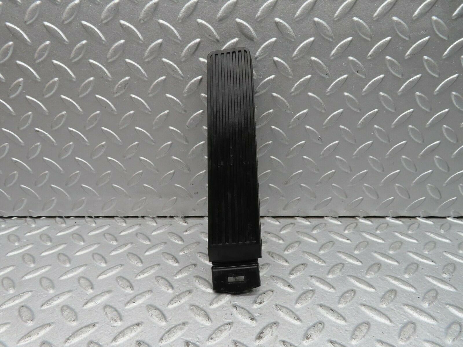 16650 Mercedes-Benz C107 380SLC Accelerator Pedal With Rubber 1233010082