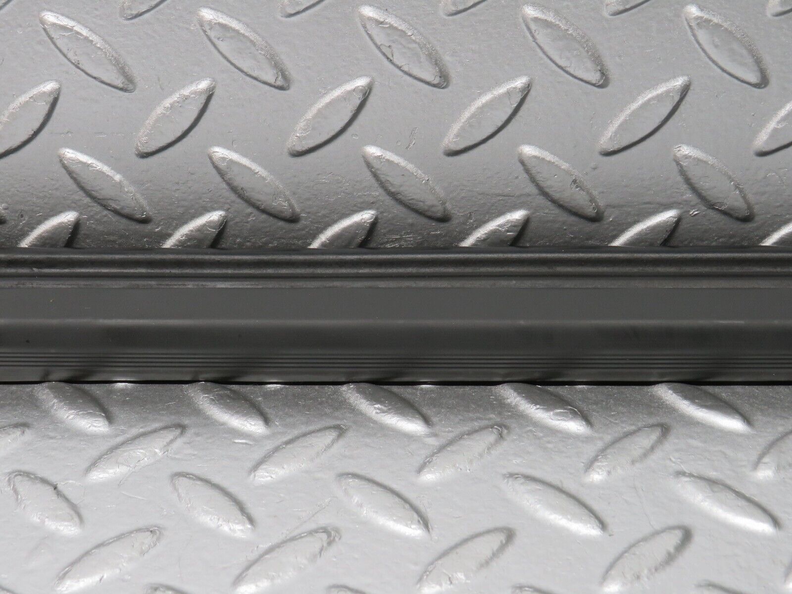 32590 Mercedes-Benz S124 300TE Wagon Door Lower Sealing Rubber Trim Right