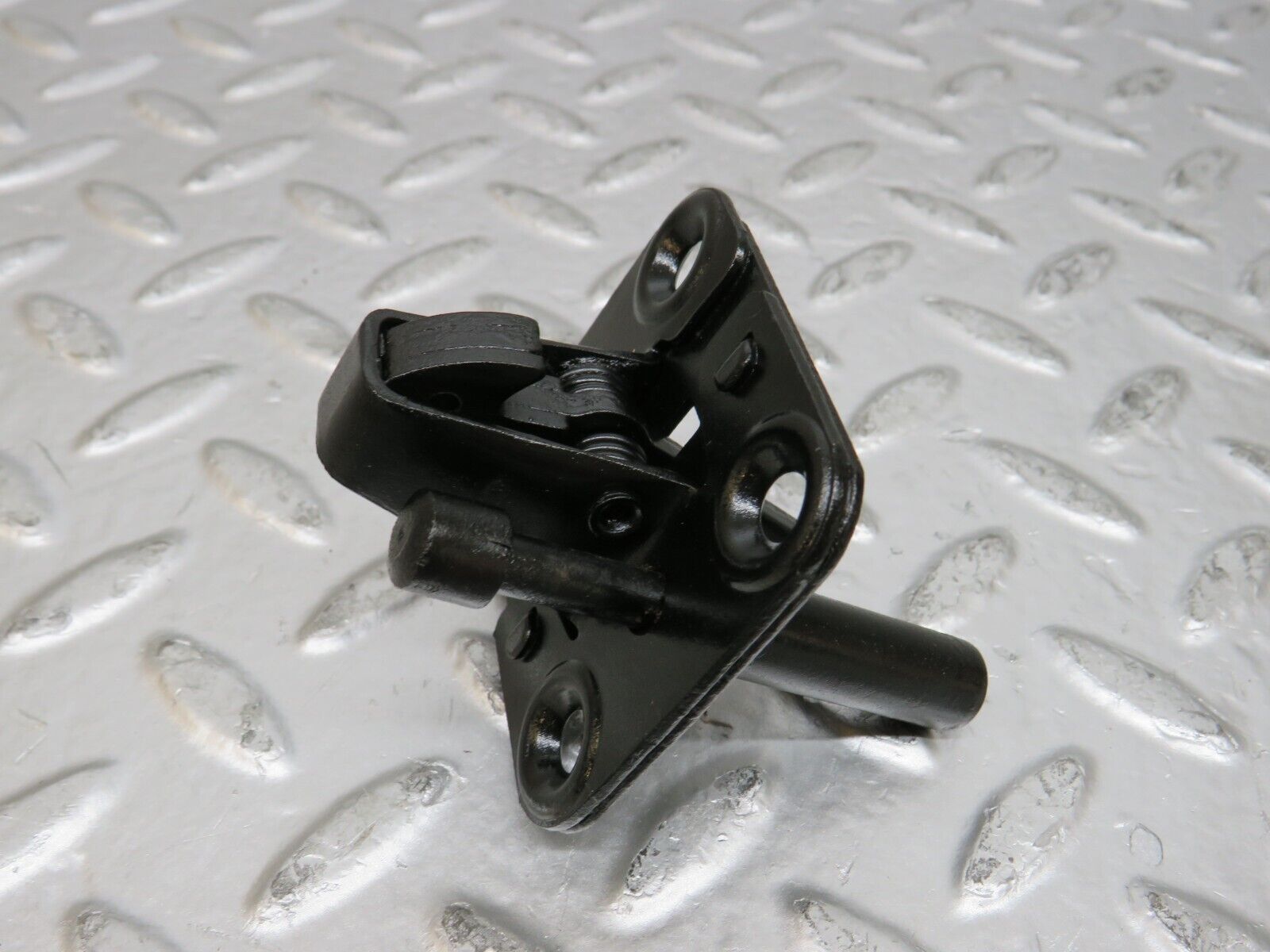 25418 Mercedes-Benz W123 200 Bonnet Lock Catch