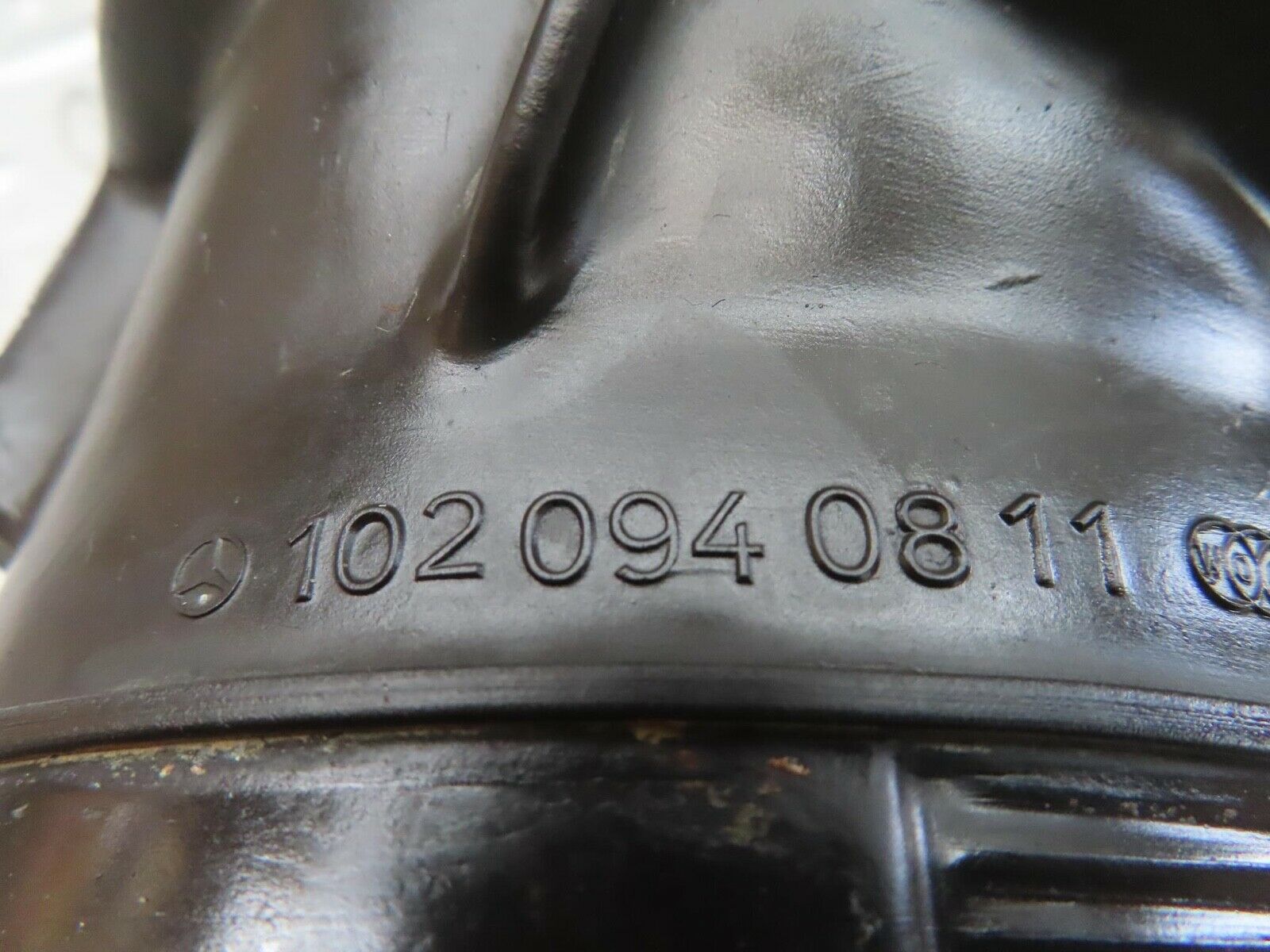 13516 Mercedes-Benz W123 200 Carburettor Air Intake Pipe Hose 1020940811