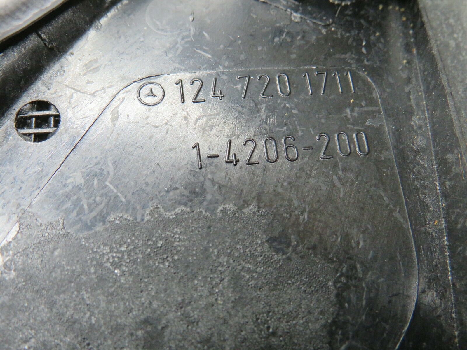 22600 Mercedes-Benz C124 E220 Coupe Mirror Triangle Cover Left 1247201711