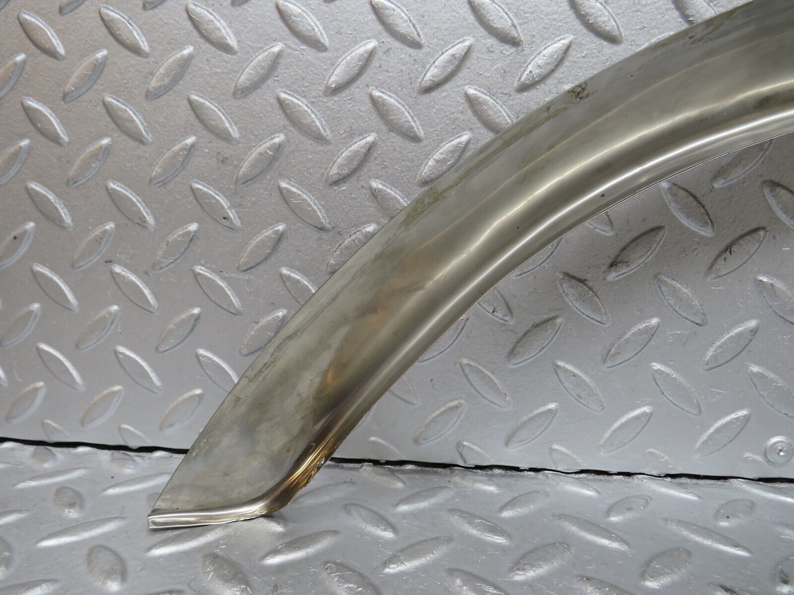 36289 Mercedes-Benz W126 420SE Front Right Chrome Wheel Arch Trim