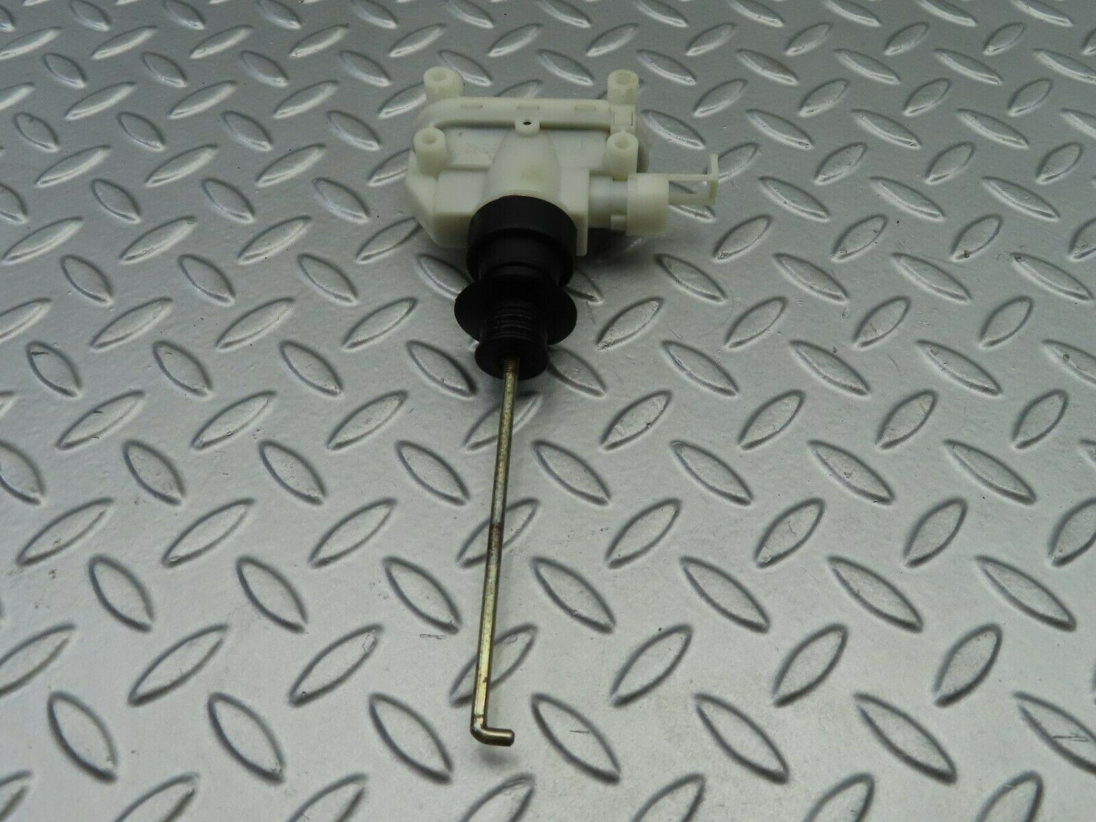 6576 Mercedes-Benz S124 E220 Wagon Trunk Lock Vacuum Actuator