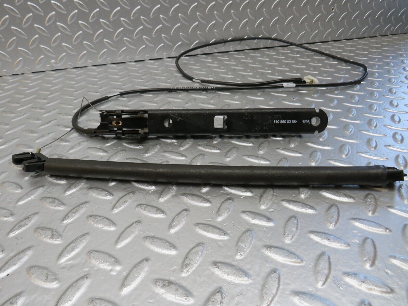 25011 Mercedes-Benz W140 S320 Front Right Seat Belt Adjuster Cable 1408600288