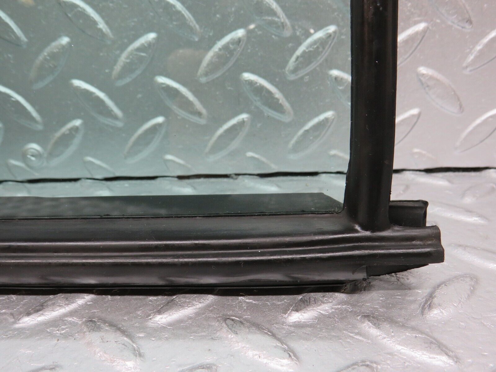 33140 Mercedes-Benz W126 Rear Right Quarter Window Glass