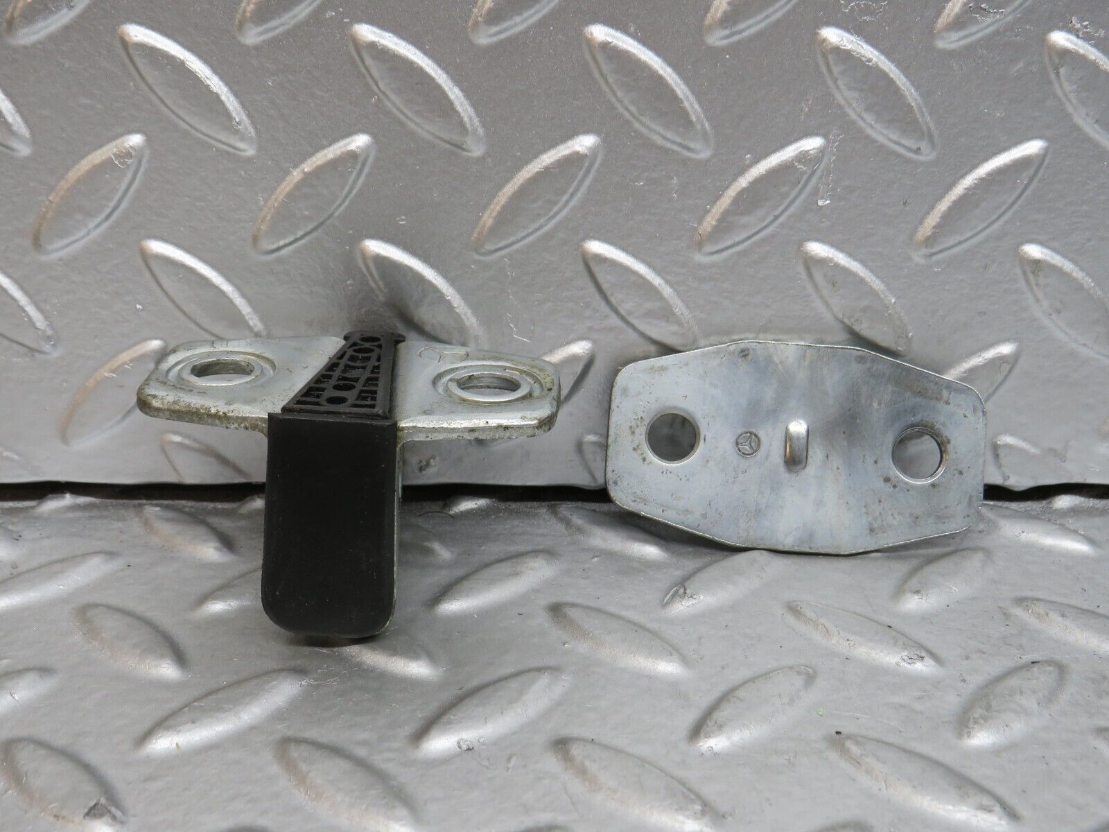 29571 Mercedes-Benz W124 230E Door Lock Latch