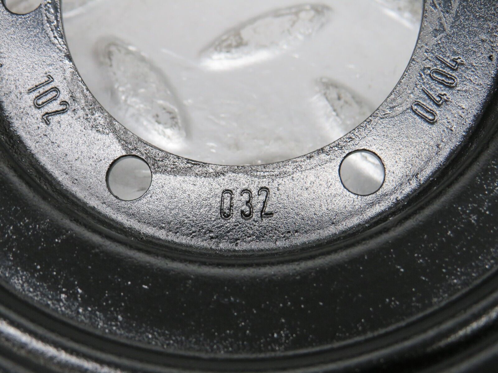 29880 Mercedes-Benz W123 230E Crankshaft Pulley 1020320404