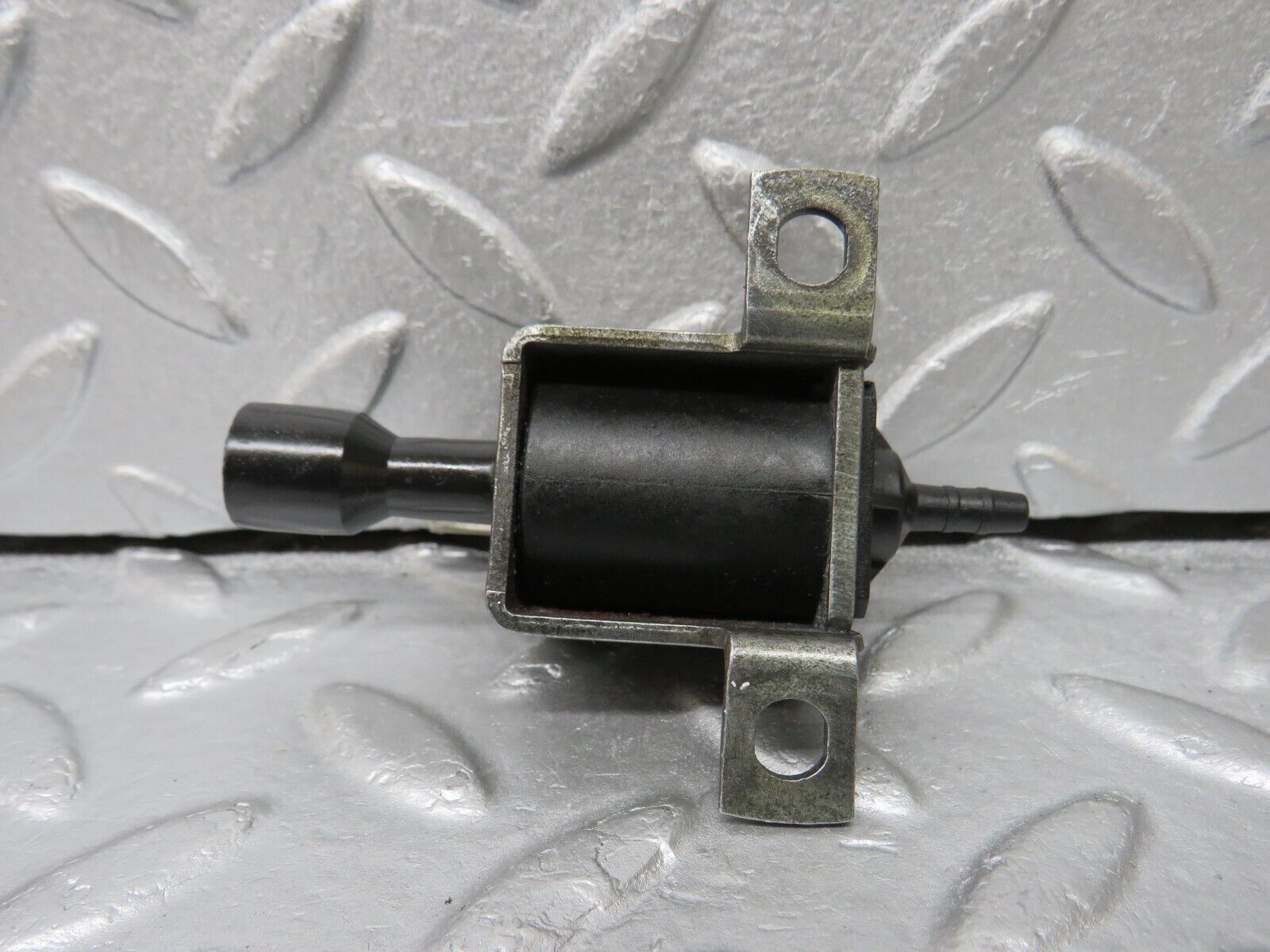 38070 Mercedes-Benz A124 320E Cabriolet Vacuum Control Valve 001540869