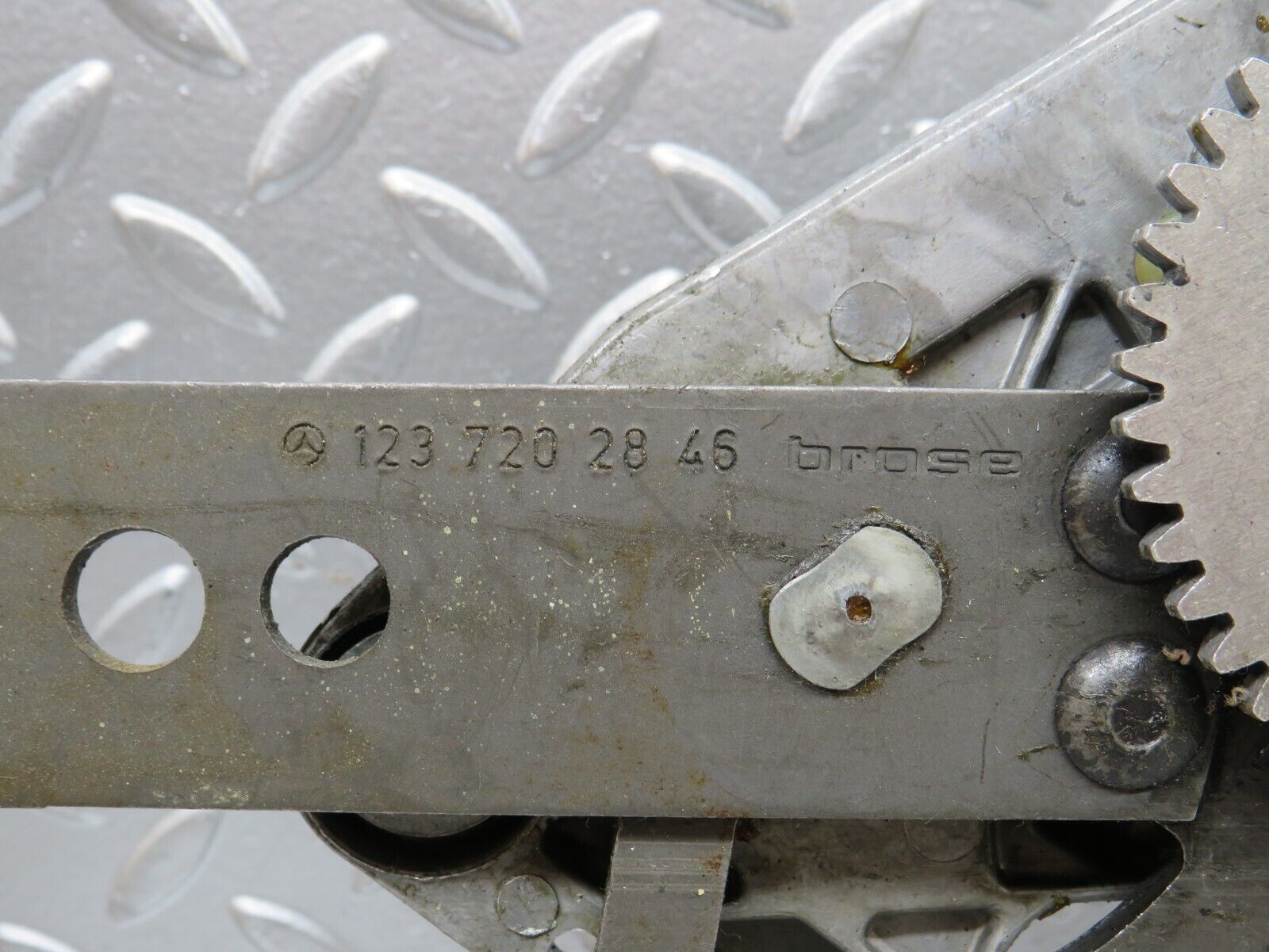 28711 Mercedes-Benz W123 230E Front Right Power Window Regulator 1237202846