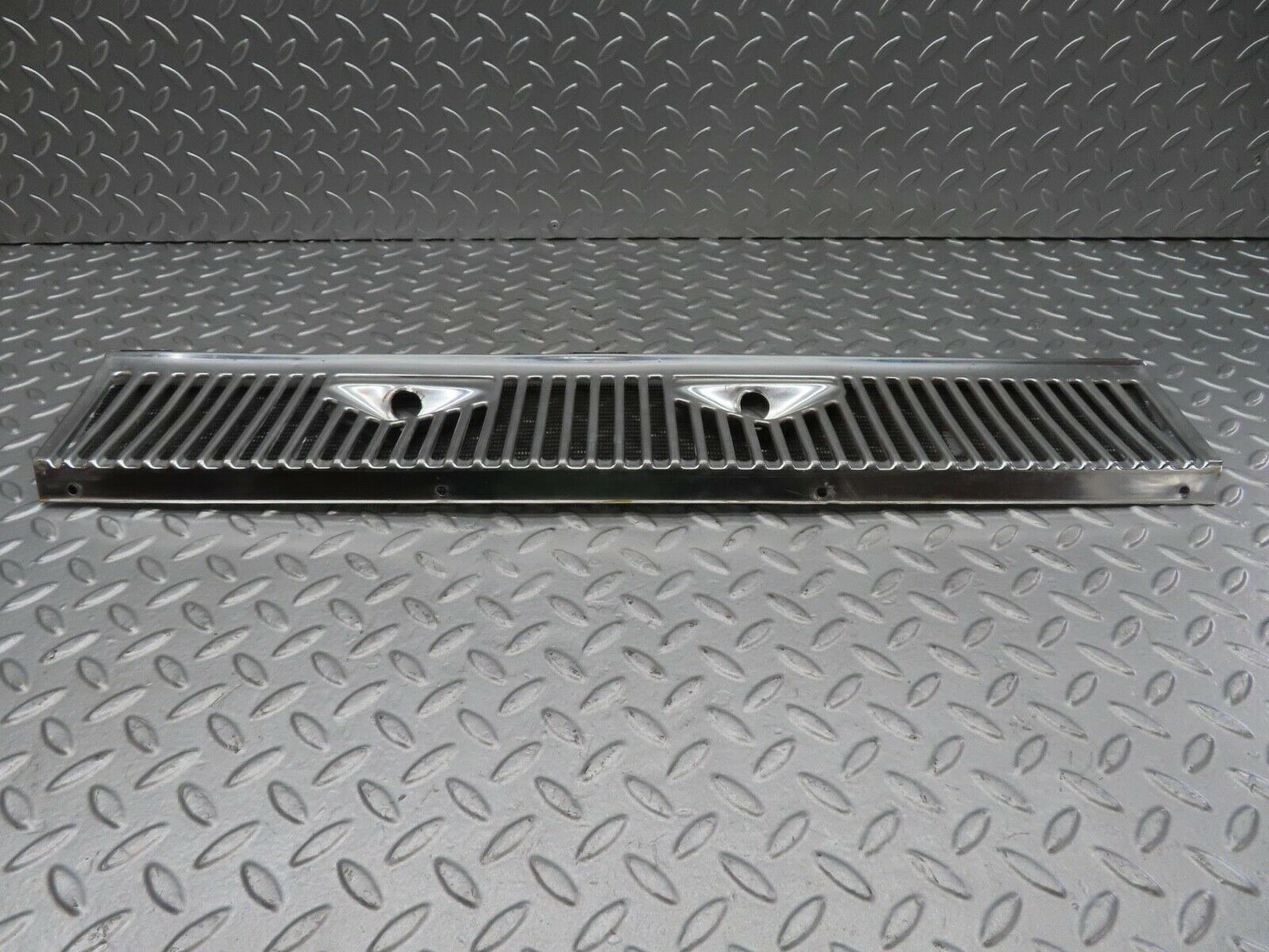 14208 Mercedes-Benz W116 350SE Air Intake Chrome Grill