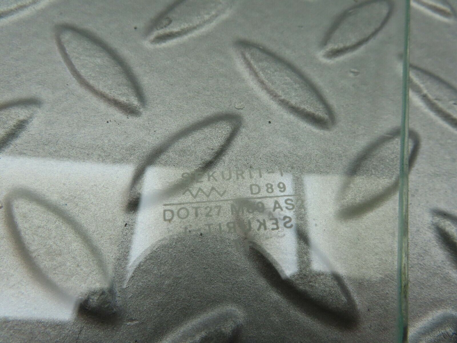 6925 Mercedes-Benz C107 350SLC Coupe Rear Left Inner Quarter Window Glass