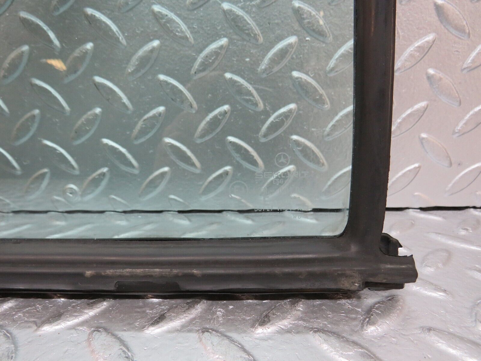 0626 Mercedes-Benz W123 230E Right Rear Door Quarter Glass 1237350224