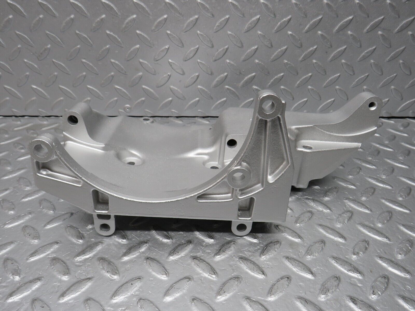 38134 Mercedes-Benz A124 320E Cabriolet Alternator Generator Bracket 1041550135