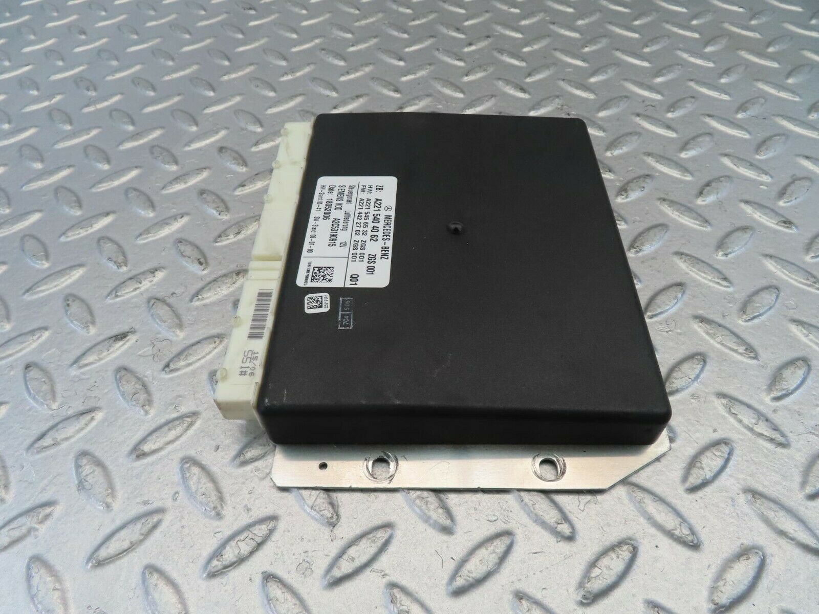 11127 Mercedes-Benz W221 S320 Air Suspension Control Module 2215404062