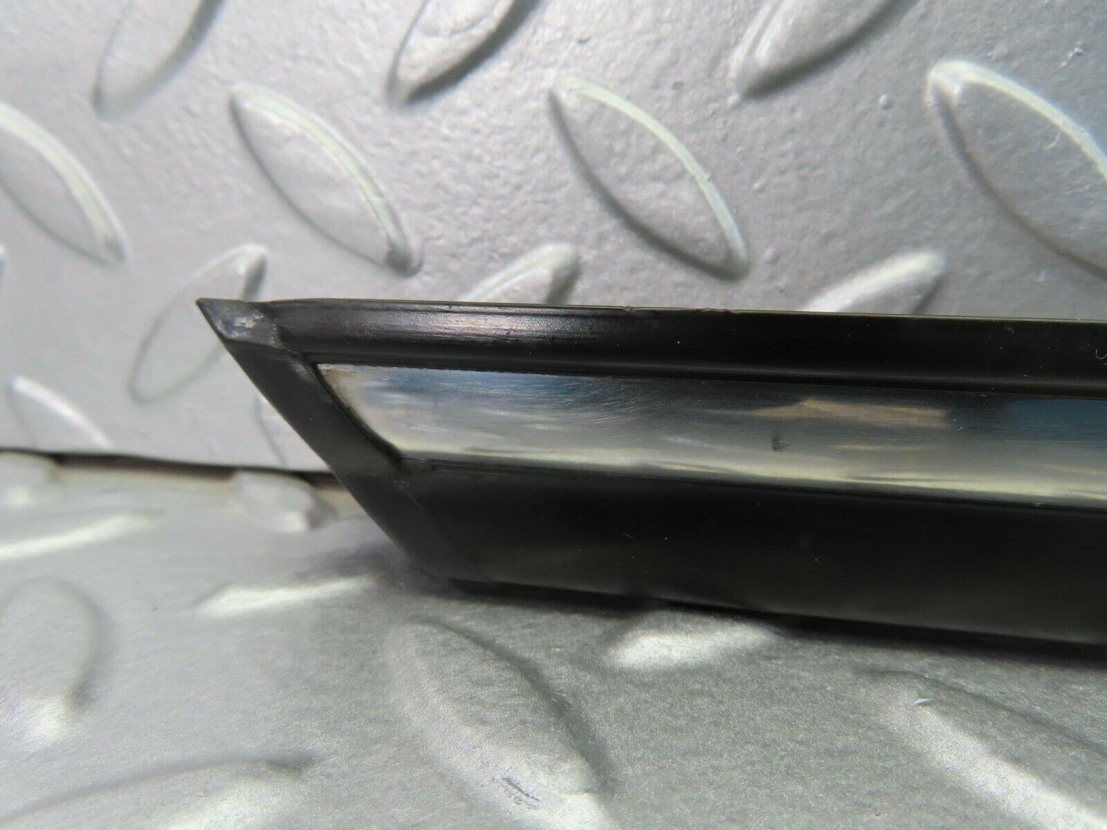 10292 Mercedes-Benz W116 Front Left Door Centre Moulding Trim