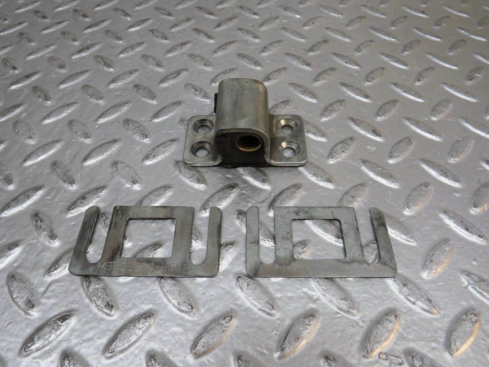 29830 Mercedes-Benz W123 230E Left Door Lock Latch