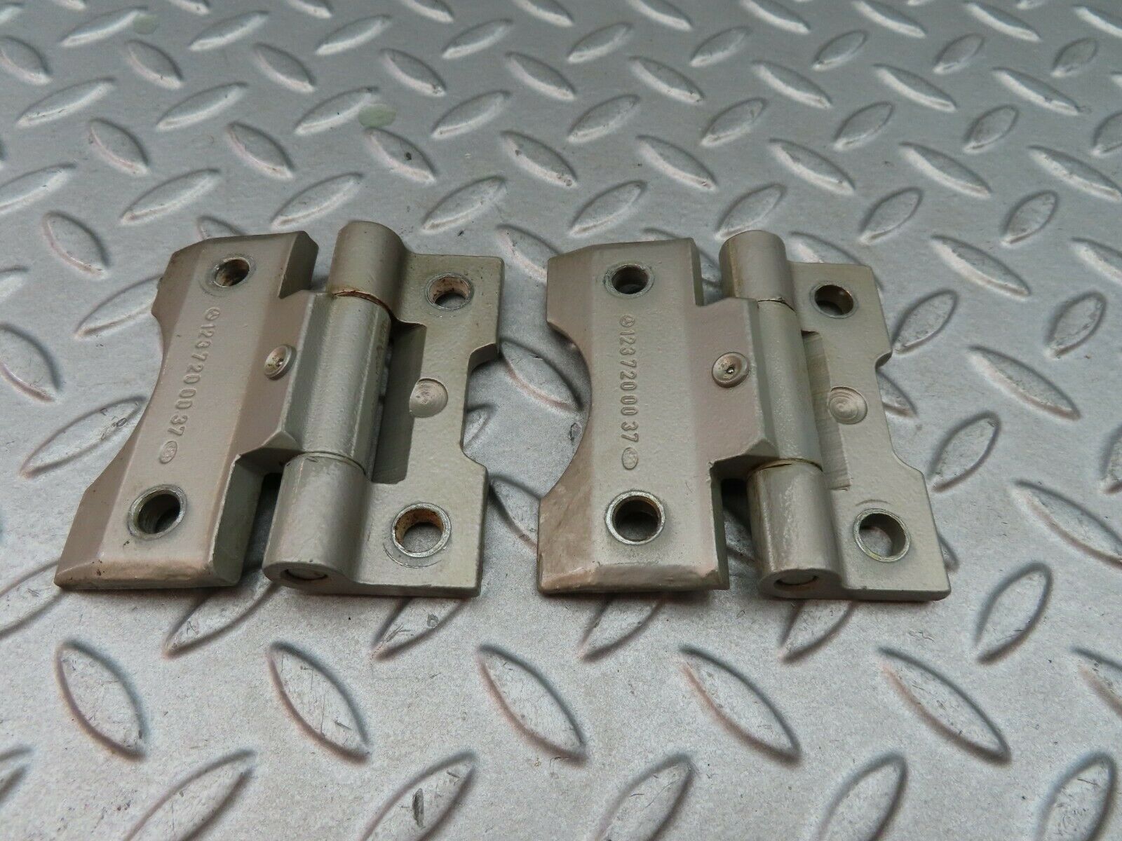 6245 Mercedes-Benz W126 380SE Door Hinge Front Right Pair 1237200037