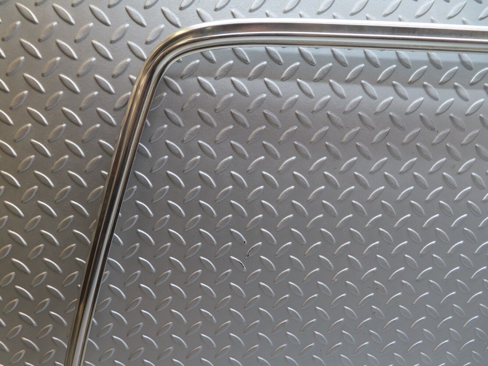 17676 Mercedes-Benz W116 450SEL Rear Windscreen Chrome Frame