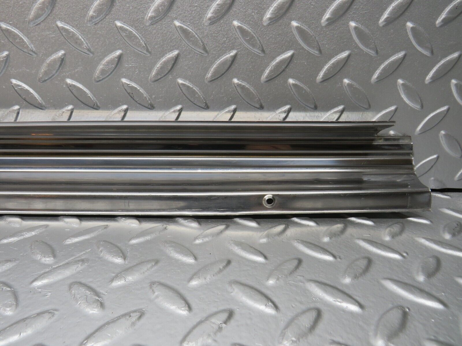 0843 Mercedes-Benz C107 350SLC Coupe Left Door Sill Chrome