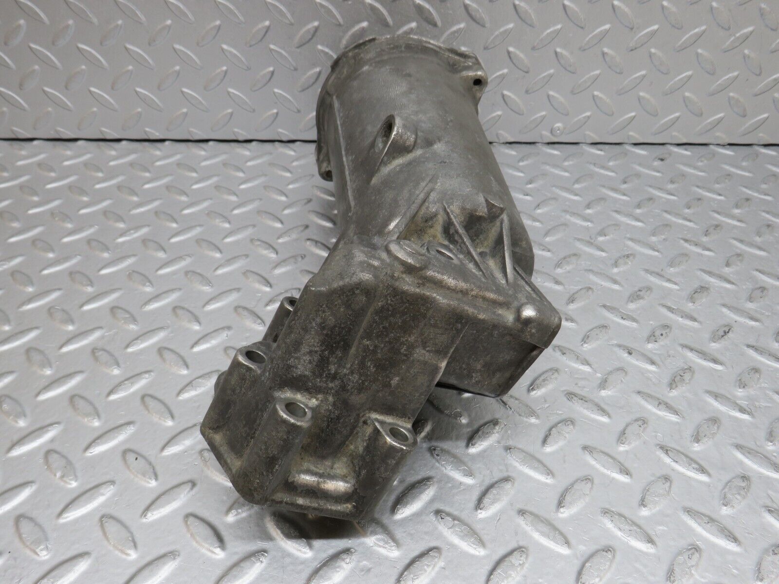 35924 Mercedes-Benz 240D OM616.912 Oil Filter Housing 6151840102 6171840125