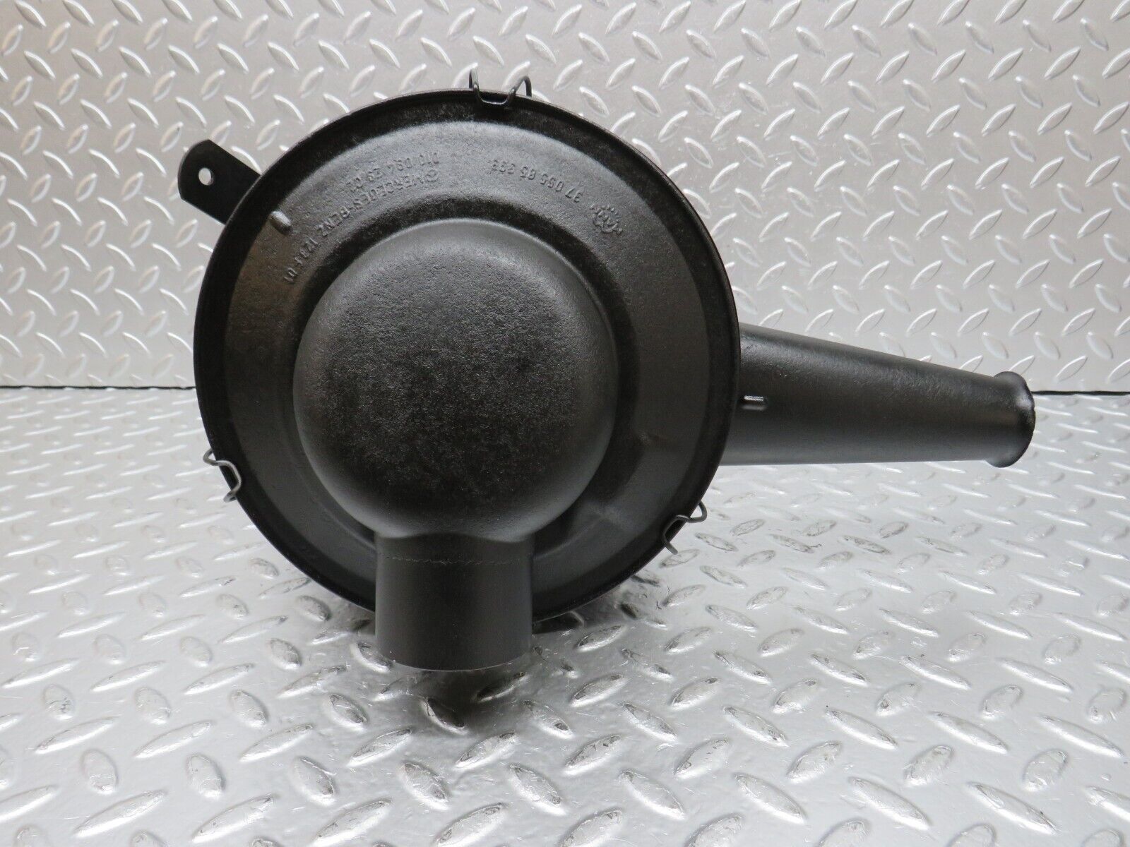 31144 Mercedes-Benz W123 200D Air Filter Box Housing 0100942902