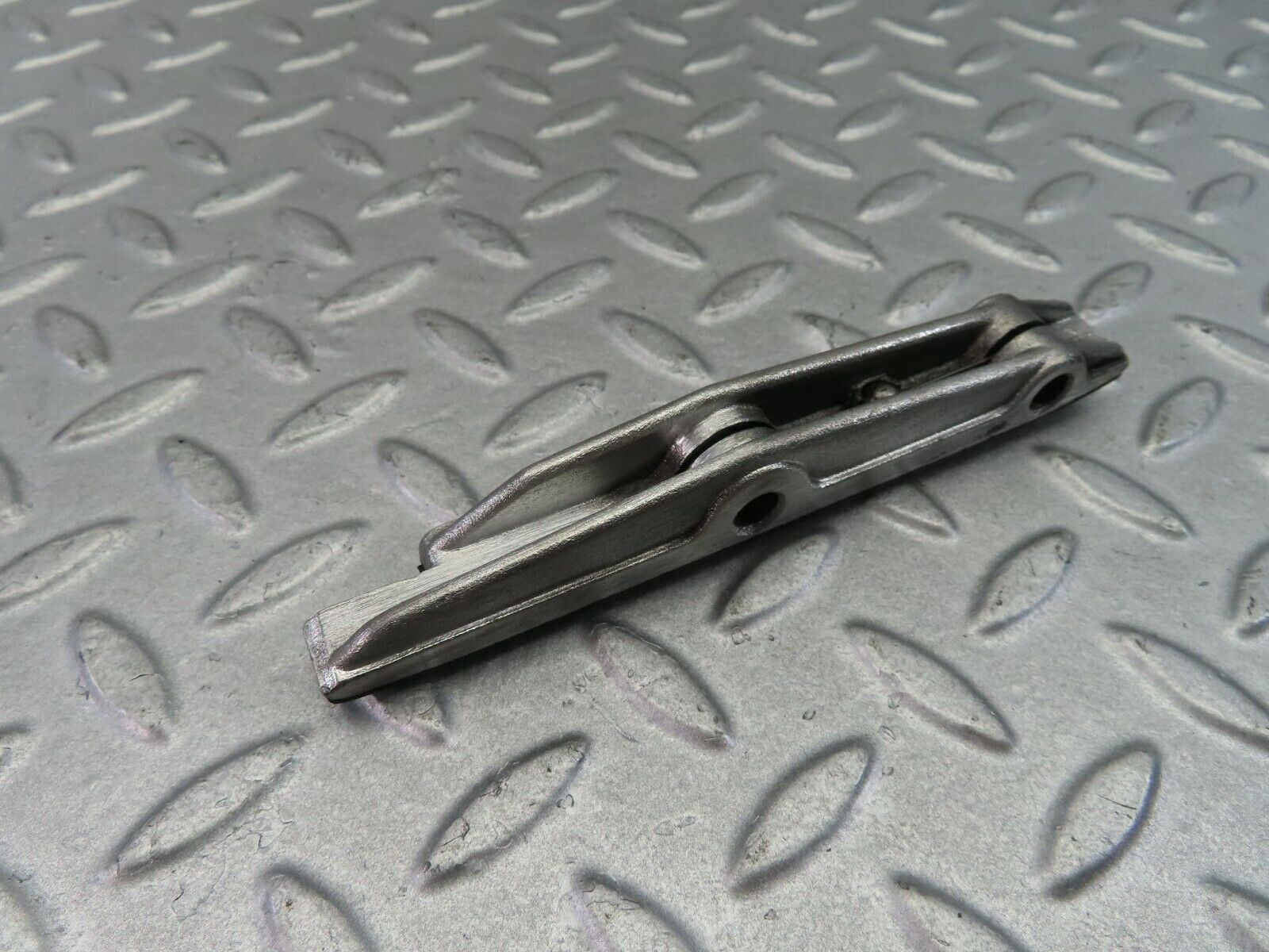 8052 Mercedes-Benz W115 220D Timing Chain Guide Rail