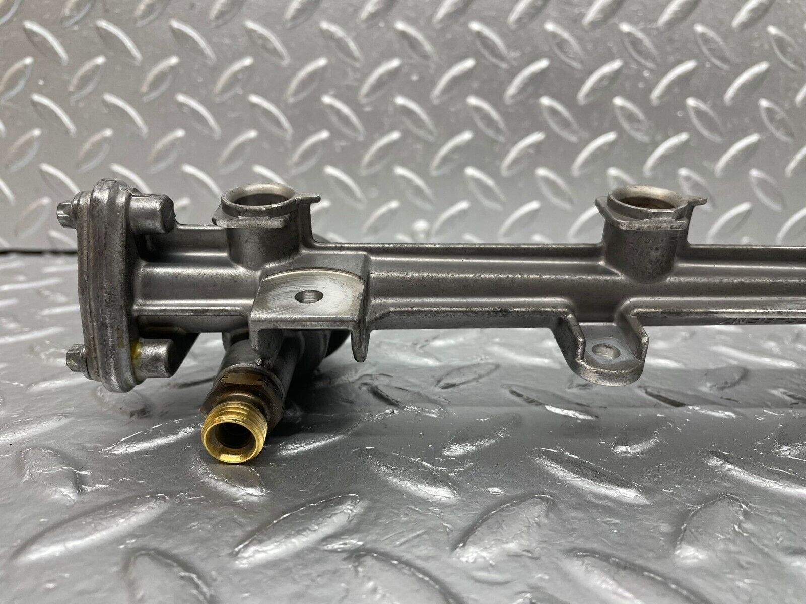 33400 Mercedes-Benz W202 C180 Fuel Injector Rail 11107845